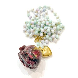 Collana lunga bocciolo rosa con catena cristalli pastello multicolore con cuore (collezione Parigi)