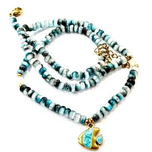 Collana blu con pesciolino smaltato azzurro